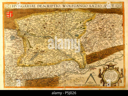 N/A. Deutsch: originale alt kolorierte Kupferstich Karte von Ungarn von A. Ortelius. Die Karte basiert auf der von 5 Plata gedruckte Wandkarte von Wolfgang Lazius aus dem Jahr 1556. Aus der deutschen Ausgabe des "Theatrum Orbis Terrarum" von 1580. Magyar: Ortelius munkájában jelent meg Wolfgang Lazius nagy Magyarország-térképének kisebbített és átszerkesztett változata. Mintegy ötven kiadása ismeretes, amelyek un hátoldalon található leírás nyelvében és un térképrajzban è enyhén különböznek. Un nagyszámú nyomat lehúzása miatt un rézlemez gyorsan használódott, ezért 1580 körül az egész lapot újra Foto Stock