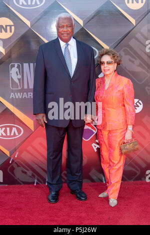 Santa Monica, Stati Uniti d'America. 25 GIU, 2018. Oscar Robertson assiste 2018 NBA premi mostra da Barker Hanger, Santa Monica, in California, il 25 giugno 2018 Credit: Eugene poteri/Alamy Live News Foto Stock