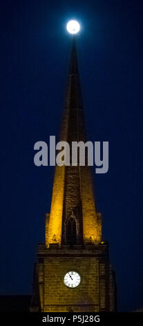 Uttoxeter, Staffordshire, Regno Unito. Il 26 giugno 2018. La luna piena sorge sopra St Mary's Church, Uttoxeter, la notte del 26 giugno 2018. Credito: Richard Holmes/Alamy Live News Foto Stock