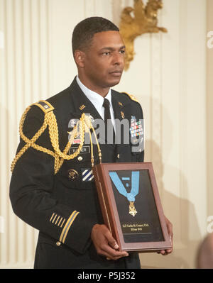 Un esercito degli Stati Uniti la guardia d'onore detiene la medaglia d'onore come la citazione è letta durante la cerimonia in cui il presidente statunitense Trump postumo ha assegnato la medaglia di onore per poi-Primo Tenente Garlin M. Conner, U.S. Esercito, per la cospicua galanteria durante la II Guerra Mondiale nella Sala Est della Casa Bianca di Washington, DC martedì, 26 giugno 2018. Conner è stato premiato per le sue azioni su gennaio 24,1945, mentre serve come un funzionario di intelligence con sede e Sede azienda, 3d Battaglione, 7° Reggimento di Fanteria, 3d Divisione di fanteria. Credito: Ron Sachs/CNP /MediaPunch Foto Stock