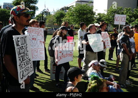 23 giugno 2018, il movimento Occupy ICE di Los Angeles ha visto i manifestanti riunirsi fuori dal Metropolitan Detention Center per opporsi alla politica di separazione familiare dell'amministrazione Trump. La protesta si è rapidamente evoluta in un campo che ha bloccato l'ingresso principale dell'autobus, attirando l'attenzione sul trattamento disumano delle famiglie immigrate. Questa manifestazione faceva parte di una più ampia serie di proteste a livello nazionale volte a interrompere le operazioni ICE e a sostenere la riunificazione di famiglie separate. Foto Stock