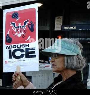 23 giugno 2018, il movimento Occupy ICE di Los Angeles ha visto i manifestanti riunirsi fuori dal Metropolitan Detention Center per opporsi alla politica di separazione familiare dell'amministrazione Trump. La protesta si è rapidamente evoluta in un campo che ha bloccato l'ingresso principale dell'autobus, attirando l'attenzione sul trattamento disumano delle famiglie immigrate. Questa manifestazione faceva parte di una più ampia serie di proteste a livello nazionale volte a interrompere le operazioni ICE e a sostenere la riunificazione di famiglie separate. Foto Stock