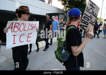 23 giugno 2018, il movimento Occupy ICE di Los Angeles ha visto i manifestanti riunirsi fuori dal Metropolitan Detention Center per opporsi alla politica di separazione familiare dell'amministrazione Trump. La protesta si è rapidamente evoluta in un campo che ha bloccato l'ingresso principale dell'autobus, attirando l'attenzione sul trattamento disumano delle famiglie immigrate. Questa manifestazione faceva parte di una più ampia serie di proteste a livello nazionale volte a interrompere le operazioni ICE e a sostenere la riunificazione di famiglie separate. Foto Stock