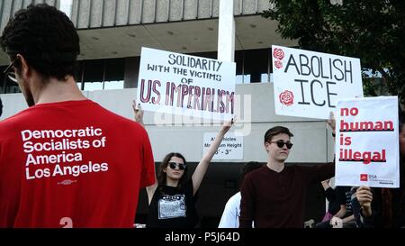 23 giugno 2018, il movimento Occupy ICE di Los Angeles ha visto i manifestanti riunirsi fuori dal Metropolitan Detention Center per opporsi alla politica di separazione familiare dell'amministrazione Trump. La protesta si è rapidamente evoluta in un campo che ha bloccato l'ingresso principale dell'autobus, attirando l'attenzione sul trattamento disumano delle famiglie immigrate. Questa manifestazione faceva parte di una più ampia serie di proteste a livello nazionale volte a interrompere le operazioni ICE e a sostenere la riunificazione di famiglie separate. Foto Stock