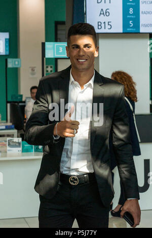 Torino Piemonte, Italia. Il 27 giugno, 2018. Torino, Italy-June 17, 2018: calciatore portoghese Joao Cancelo arriva per visite mediche in J Medical a Torino Credito: Stefano Guidi/ZUMA filo/Alamy Live News Foto Stock