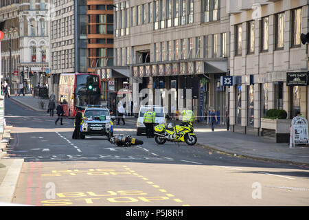Blackfriars, Londra. Il 27 giugno 2018. La polizia e i servizi di emergenza in stand by una moto su Blackfriars road dopo un incidente che coinvolga un pedone e la moto, Londra, UK Credit: RZ images/Alamy Live News Foto Stock