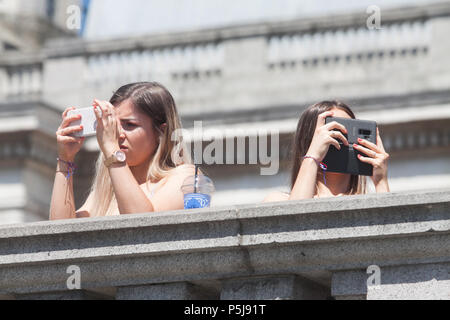 Londra REGNO UNITO. Il 27 giugno 2018. Persone crogiolarsi sotto il sole estivo in Trafalgar Square su un altro giorno caldo a Londra come il mini ondata di caldo continua ed è previsto per durare tutta la settimana con tempartures in alta venti gradi centigradi Credito: amer ghazzal/Alamy Live News Foto Stock