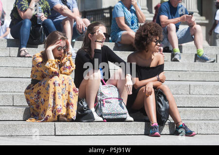 Londra REGNO UNITO. Il 27 giugno 2018. Persone crogiolarsi sotto il sole estivo in Trafalgar Square su un altro giorno caldo a Londra come il mini ondata di caldo continua ed è previsto per durare tutta la settimana con tempartures in alta venti gradi centigradi Credito: amer ghazzal/Alamy Live News Foto Stock