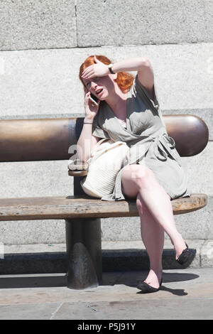 Londra REGNO UNITO. Il 27 giugno 2018. Persone crogiolarsi sotto il sole estivo in Trafalgar Square su un altro giorno caldo a Londra come il mini ondata di caldo continua ed è previsto per durare tutta la settimana con tempartures in alta venti gradi centigradi Credito: amer ghazzal/Alamy Live News Foto Stock