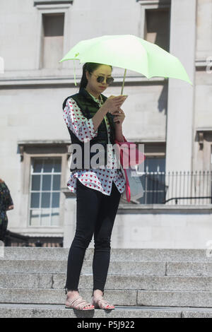 Londra REGNO UNITO. Il 27 giugno 2018. Persone crogiolarsi sotto il sole estivo in Trafalgar Square su un altro giorno caldo a Londra come il mini ondata di caldo continua ed è previsto per durare tutta la settimana con tempartures in alta venti gradi centigradi Credito: amer ghazzal/Alamy Live News Foto Stock