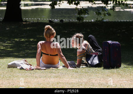 St James Park. Londra. Regno Unito 27 Giugno 2018 - londinesi godere di caldo in St James Park di Westminster. Asciutto e caldo continua in Gran Bretagna come le temperature sono attesi per raggiungere 33°C più tardi questa settimana. Credito: Dinendra Haria/Alamy Live News Foto Stock