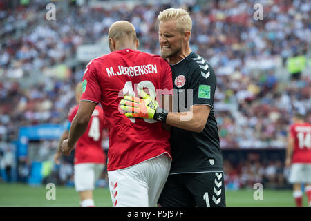 Mosca, Russland. 26 giugno 2018. Il portiere Kasper SCHMEICHEL (destra, DEN) celebra Mathias JORGENSEN (DEN), powert, espressioni facciali, mezza figura, mezza figura, giubilo, tifo, tifo, gioia, entusiasmo, celebrare, formato verticale, Danimarca (DEN) - Francia (FRA) 0: 0, turno preliminare, gruppo C, corrispondono 37, su 26.06.2018 a Mosca; Coppa del Mondo di Calcio 2018 in Russia dal 14.06. - 15.07.2018. | Utilizzo di credito in tutto il mondo: dpa/Alamy Live News Foto Stock