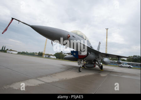 Caslav Repubblica Ceca. Il 27 giugno, 2018. Media day in Sky Avenger 2018 esercizio internazionale si è tenuto presso il XXI base di tattica Air Force, CASLAV REPUBBLICA CECA, il 27 giugno 2018. Sulla foto si vede F-16 Fighting Falcon fighter. Credito: Josef Vostarek/CTK foto/Alamy Live News Foto Stock