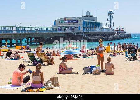 Bournemouth, Dorset, Regno Unito. 27 giugno 2018. Tempo nel Regno Unito: Gli amanti del sole si dirigono verso le spiagge di Bournemouth in un'altra bella e calda giornata di sole con cieli blu e sole ininterrotti. Una piacevole brezza di raffreddamento oggi rende il calore più sopportabile. Spiagge affollate mentre i beachgoers si riversano sulla spiaggia vicino al molo di Bournemouth. Credit: Carolyn Jenkins/Alamy Live News Foto Stock