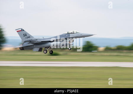 Caslav Repubblica Ceca. Il 27 giugno, 2018. Media day in Sky Avenger 2018 esercizio internazionale si è tenuto presso il XXI base di tattica Air Force, CASLAV REPUBBLICA CECA, il 27 giugno 2018. Sulla foto si vede F-16 Fighting Falcon fighter. Credito: Josef Vostarek/CTK foto/Alamy Live News Foto Stock