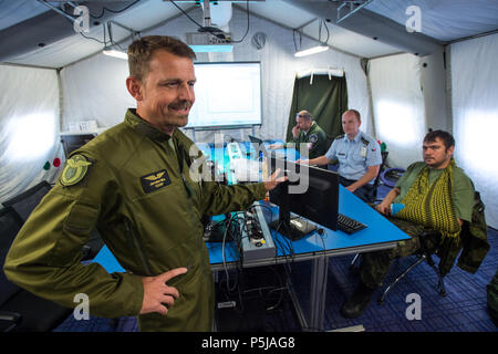 Caslav Repubblica Ceca. Il 27 giugno, 2018. Media day in Sky Avenger 2018 esercizio internazionale si è tenuto presso il XXI base di tattica Air Force, CASLAV REPUBBLICA CECA, il 27 giugno 2018. Sulla foto si vede Jaroslav Mika (sinistra), comandante dell'esercizio. Credito: Josef Vostarek/CTK foto/Alamy Live News Foto Stock