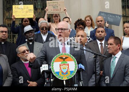 La città di New York, New York, Stati Uniti d'America. Il 27 giugno, 2018. FILE foto: US Congressman Joe Crowley (D-NY) mostrato in un rally nel Bronx, New York il 22 giugno, 2018. è la quarta più alta classifica democratici nella Camera dei rappresentanti e il presidente della contea di Queens partito democratico, è stato pensato per essere un successore di Nancy Pelosi come leader del partito fino a quando non è stato sconfitto il Martedì 26 Giugno, 2018 in una New York primaria democratica da 28 anni esordiente politico Alessandria Ocasio-Cortez, nel suo primo tentativo di ufficio pubblico. Credito: G. Ronald Lopez/ZUMA filo/Alamy Live News Foto Stock