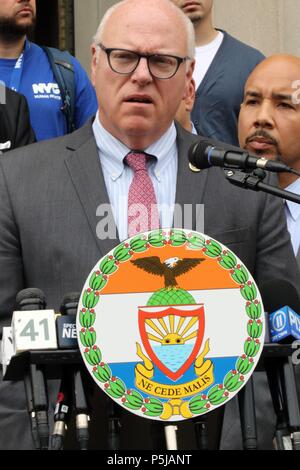 La città di New York, New York, Stati Uniti d'America. Il 27 giugno, 2018. FILE foto: US Congressman Joe Crowley (D-NY) mostrato in un rally nel Bronx, New York il 22 giugno, 2018. è la quarta più alta classifica democratici nella Camera dei rappresentanti e il presidente della contea di Queens partito democratico, è stato pensato per essere un successore di Nancy Pelosi come leader del partito fino a quando non è stato sconfitto il Martedì 26 Giugno, 2018 in una New York primaria democratica da 28 anni esordiente politico Alessandria Ocasio-Cortez, nel suo primo tentativo di ufficio pubblico. Credito: G. Ronald Lopez/ZUMA filo/Alamy Live News Foto Stock