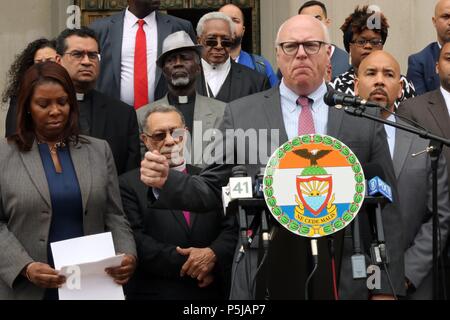 New York, NY, STATI UNITI D'AMERICA. 27th. Jun, 2018. FILE foto: US Congressman Joe Crowley (D-NY) mostrato in un rally nel Bronx, New York il 22 giugno, 2018. è la quarta più alta classifica democratici nella Camera dei rappresentanti e il presidente della contea di Queens partito democratico, è stato pensato per essere un successore di Nancy Pelosi come leader del partito fino a quando non è stato sconfitto il Martedì 26 Giugno, 2018 in una New York primaria democratica da 28 anni esordiente politico Alessandria Ocasio-Cortez, nel suo primo tentativo di ufficio pubblico. © 2018 G. Ronald Lopez/DigiPixsAgain.us/Alamy Live News Foto Stock