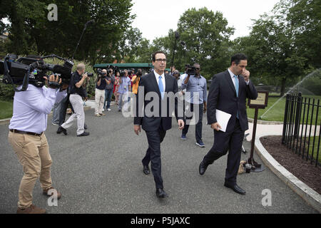 Washington, Distretto di Columbia, Stati Uniti d'America. Il 27 giugno, 2018. Stati Uniti Segretario del Tesoro Steven Mnuchin passeggiate sulla Casa Bianca carraio dopo parlando con i giornalisti a Washington il 27 giugno 2018. Credito: Alex Edelman/CNP Credito: Alex Edelman/CNP/ZUMA filo/Alamy Live News Foto Stock