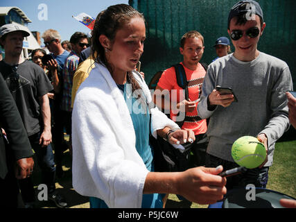 Devonshire Park, Eastbourne, Regno Unito. Il 27 giugno, 2018. Natura Valle del Tennis Internazionale; Daria Kasatkina (RUS) firma autografi per i fan di credito: Azione Sport Plus/Alamy Live News Foto Stock