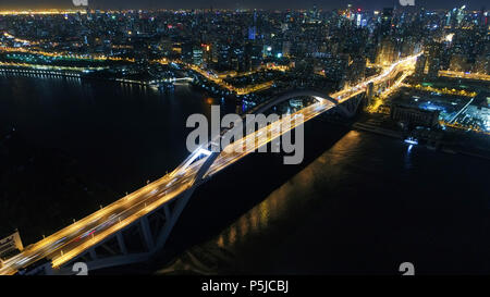 Shanghai. Xiii Apr, 2017. Foto aerea adottate il 13 aprile 2017 illustra il Ponte Lupu a Shanghai in Cina orientale. La Cina ha annunciato l'apertura e lo sviluppo di Pudong nel 1990. Il Pudong si aspetta di cogliere l opportunità di celebrare il quarantesimo anniversario della Cina di riforma e apertura a continuare a guidare il paese della riforma e sviluppo. Credito: Ding Ting/Xinhua/Alamy Live News Foto Stock