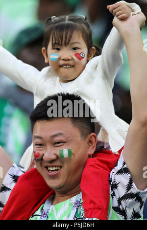 San Pietroburgo, Russia, 27 giugno 2018. Ventole prima del 2018 Coppa del Mondo FIFA Gruppo D match tra Nigeria e Argentina a San Pietroburgo Stadium il 26 giugno 2018 a San Pietroburgo, Russia. (Foto di Daniel Chesterton/phcimages.com) Credit: Immagini di PHC/Alamy Live News Foto Stock