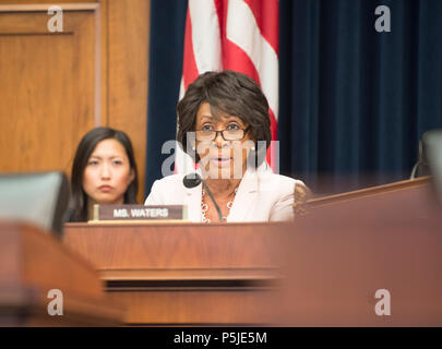 Washington DC, 27 giugno 22018, STATI UNITI D'AMERICA: Rep Maxine Waters, D-CA domande Dr Ben Carson, il sec di Albergare e Sviluppo urbano (HUD), testimonia prima di una casa del congresso del Comitato a Washington DC. Ella ha anche condannato il Trump criteri di amministrazione sull'alloggiamento. Patsy Lynch/MediaPunch Foto Stock