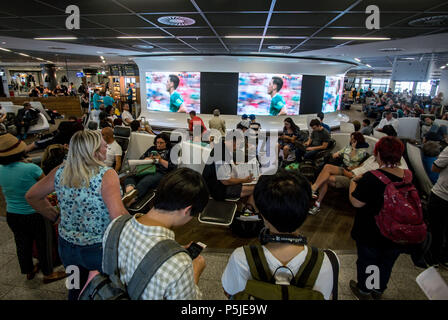 27 giugno 2018, Frankfurt am Main, Germania: Calcio World Cup 2018, Germania contro la Corea del Sud, Turno preliminare, Gruppo F , la terza giornata di gioco: Passeggeri guardare la Coppa del Mondo di incontro tra la Germania e la Corea del Sud in diretta su grandi schermi all'avventura 'gate' nella zona di partenza per i non-Stati Schengen. Così gli appassionati di calcio possono almeno parzialmente seguire l incontro, anche se il loro piano di volo collide con il gioco foto: Uwe Anspach/dpa Foto Stock