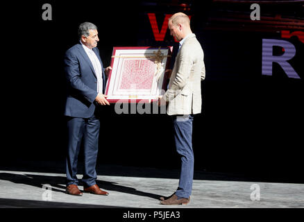 Ramallah, West Bank, Territorio palestinese. Il 27 giugno, 2018. La Gran Bretagna è il principe William riceve un regalo da Musa Hadid, il sindaco di Ramallah, in occasione di un ricevimento durante la sua visita alla Sponda Ovest della città comune il 27 giugno 2018. Il Duca di Cambridge è il primo membro della famiglia reale per effettuare una visita ufficiale per lo Stato ebraico e nei territori palestinesi Credito: Shadi Hatem APA/images/ZUMA filo/Alamy Live News Foto Stock