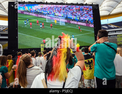 27 giugno 2018, Frankfurt am Main, Germania: Calcio World Cup 2018, Germania contro la Corea del Sud, Turno preliminare, Gruppo F , la terza giornata di gioco: tifosi tedeschi di rispondere per la Coppa del Mondo FIFA gioco presso la Commerzbank Arena durante la visualizzazione pubblico. Foto: Uwe Anspach/dpa Foto Stock