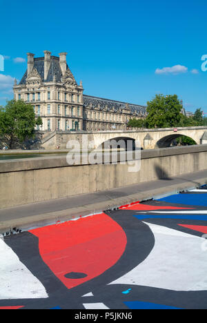 Museo del Louvre con arte di strada del fiume Senna, Parigi, IDF, Francia Foto Stock