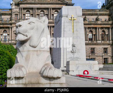 Statua di un leone e il Cenotafio con il Glasgow City Chambers dietro, George Square, Glasgow, Scotland, Regno Unito Foto Stock