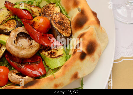 Verdure grigliate in pizza. Melanzane alla griglia, pepe, funghi, pomodori e zucchine Foto Stock