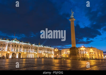 San Pietroburgo la notte dello skyline della città presso la Piazza del Palazzo, San Pietroburgo, Russia Foto Stock