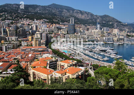 Vista La Condamine ward e Porto Ercole nel Principato di Monaco. Porto Ercole è il solo in acqua profonda porto di Monaco Foto Stock