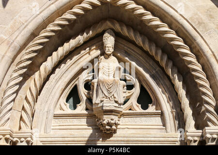 Porta dettaglio della Cattedrale di San Marco nella vecchia città di Korcula, Croazia. Korcula è una storica città fortificata sulla protetta costa est dell'isola Foto Stock