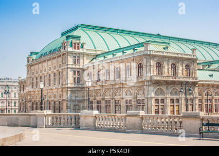 Bellissima vista del Wiener Staatsoper (Opera di Stato di Vienna) a Vienna, in Austria Foto Stock