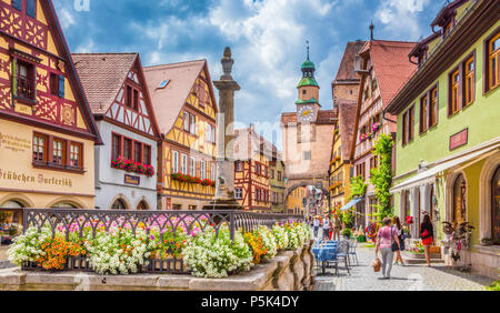 Bella vista da cartolina il famoso centro storico di Rothenburg ob der Tauber in una giornata di sole con cielo blu e nuvole in estate, Franconia, Bavaria Foto Stock