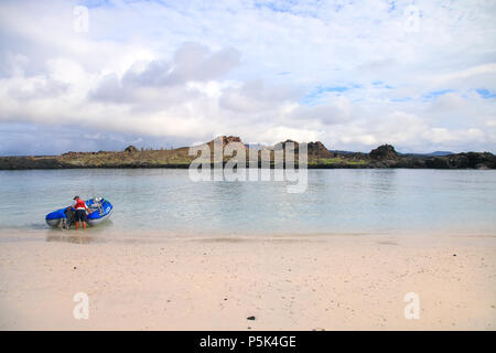 Tourist dinghy motoring tra cappello cinese e Santiago, isole Galapagos National Park, Ecuador. Foto Stock