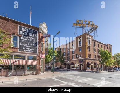 Bellissima vista del centro storico della città di Flagstaff con il famoso Hotel Monte Vista sulla giornata soleggiata con cielo blu in estate, Northern Arizona, American Foto Stock