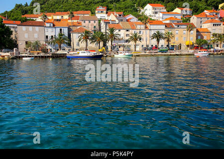 Lungomare della città di Korcula, Croazia. Korcula è una storica città fortificata sulla protetta costa orientale dell isola di Korcula Foto Stock