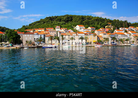 Lungomare della città di Korcula, Croazia. Korcula è una storica città fortificata sulla protetta costa orientale dell isola di Korcula Foto Stock