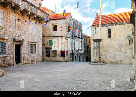 In piazza della vecchia città di Korcula, Croazia. Korcula è una storica città fortificata sulla protetta costa orientale dell isola di Korcula Foto Stock