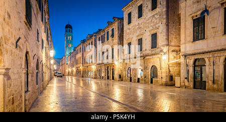 Classic vista panoramica del famoso Stradun, la strada principale della città vecchia di Dubrovnik, in una bella mattina twilight prima del sorgere del sole all'alba in estate Foto Stock