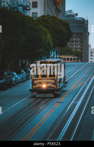 Magico crepuscolo fine della storica Funivia equitazione sulla famosa California Street all'alba prima dell'alba, San Francisco, California, Stati Uniti d'America Foto Stock