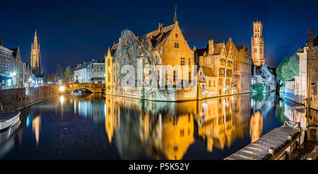 Classic vista da cartolina del centro storico della città di Brugge, a cui spesso viene fatto riferimento come la Venezia del Nord, illuminato al crepuscolo, Fiandre, in Belgio Foto Stock