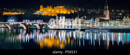 Vista panoramica della città vecchia di Heidelberg riflettente nel bellissimo fiume Neckar di notte, Baden-Wuerttemberg, Germania Foto Stock