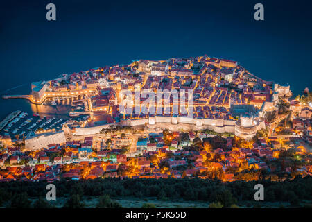 Panoramica vista aerea del centro storico di Dubrovnik, una delle più famose destinazioni turistiche del Mar Mediterraneo, nella bella serata tw Foto Stock