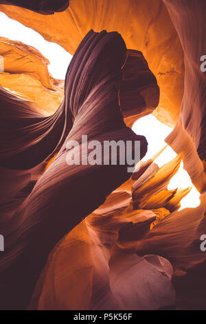 Splendido ampio angolo di visione di incredibili formazioni di arenaria nella famosa Antelope Canyon in una giornata di sole con cielo blu vicino alla città vecchia di pagina al Lago Pow Foto Stock